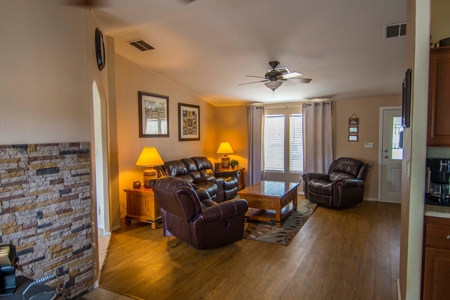 Large Home with Large Workshop / Garage For sale, Has Well - image 10