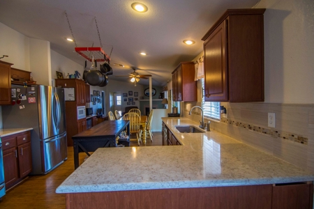 Large Home with Large Workshop / Garage For sale, Has Well - image 5
