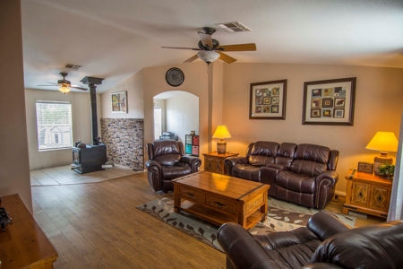 Large Home with Large Workshop / Garage For sale, Has Well - image 9