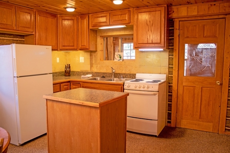 Cozy Fishing & Hunting Cabin in Sportsmen's Paradise - image 11