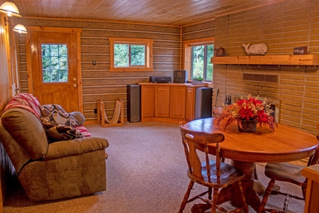 Cozy Fishing & Hunting Cabin in Sportsmen's Paradise - image 10