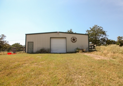 Barndominium on Acreage For Sale in Texas - image 23