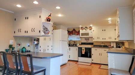 Charming Home In Suwannee Florida! - image 17