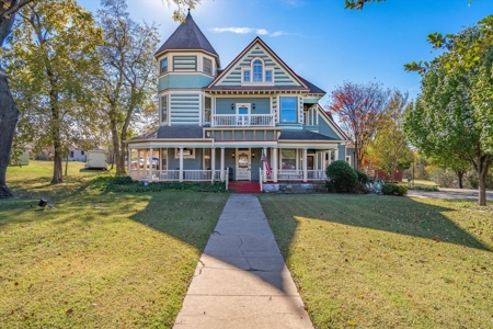 Folk Victorian Treasurer on 2.4 +/- Acres in Bonham, Texas - image 1