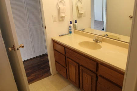 Moblile Home in Rolling Meadows Mobile Home Park Mt Home, AR - image 17