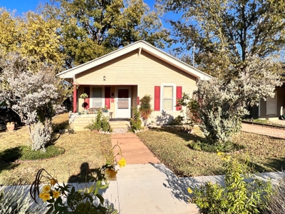 Cute Two Bedroom Two living Room House with Covered Porch - image 3