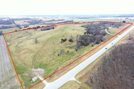 Luxury Log Home For Sale in Southern Iowa with Pasture - image 2