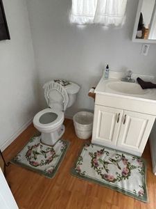 3 bed/1.5 bath 1084 sq.ft Clean home with Large back yard - image 2