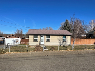3 bed/1.5 bath 1084 sq.ft Clean home with Large back yard - image 1