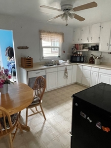 3 bed/1.5 bath 1084 sq.ft Clean home with Large back yard - image 4