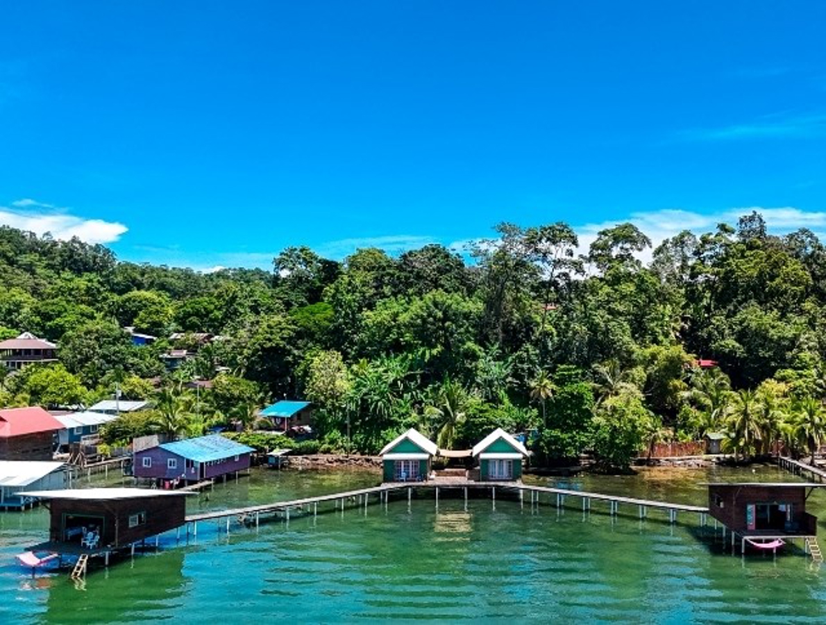 Turnkey Overwater Bungalow Business + Restaurant — Old Bank, Isla Bastimentos - 2