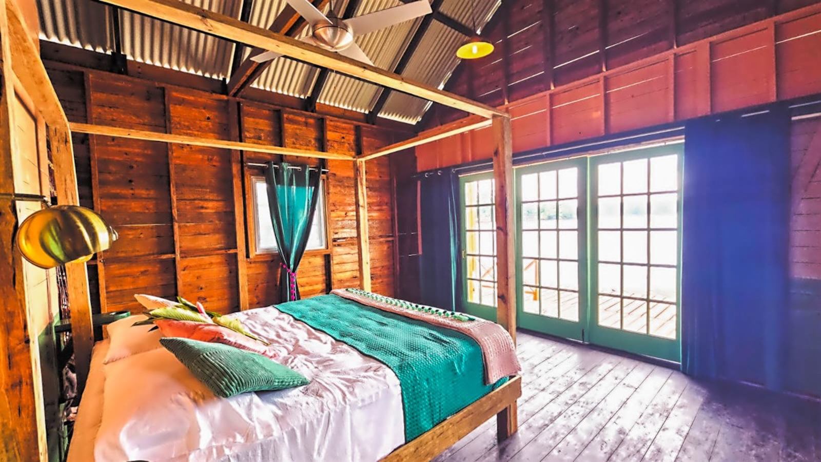 Turnkey Overwater Bungalow Business + Restaurant — Old Bank, Isla Bastimentos - 10