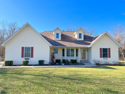 Country Home on 5 Acres Outside of Carlinville Illinois - image 5
