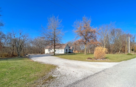 Country Home on 5 Acres Outside of Carlinville Illinois - image 4