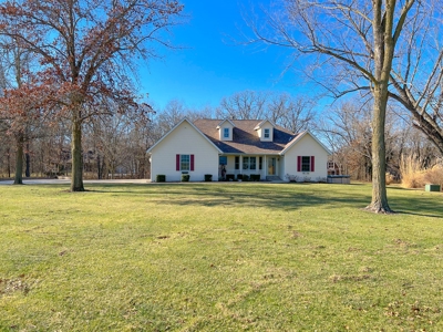 Country Home on 5 Acres Outside of Carlinville Illinois - image 2