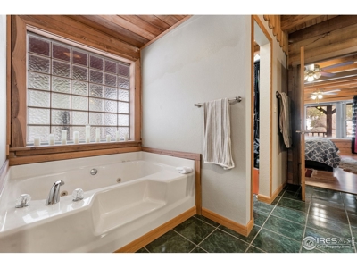 Exceptional Custom Log Home - image 9