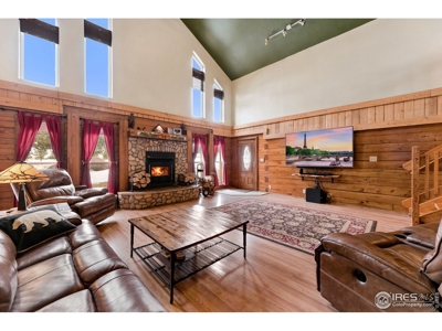 Exceptional Custom Log Home - image 3