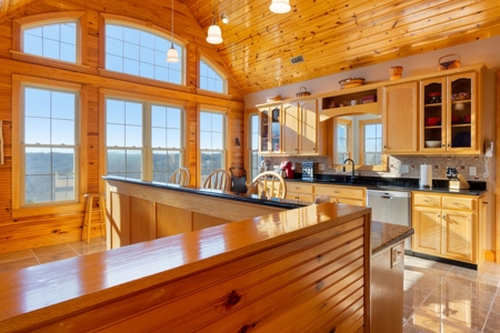 Luxury Lakeview Home in Burkesville, Kentucky - image 46