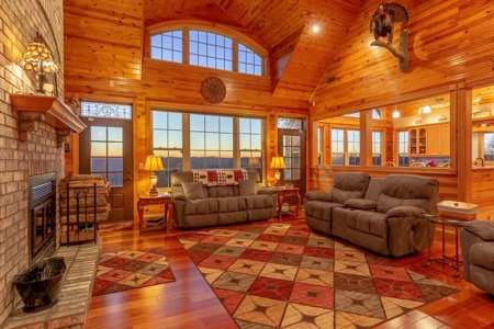 Luxury Lakeview Home in Burkesville, Kentucky - image 21