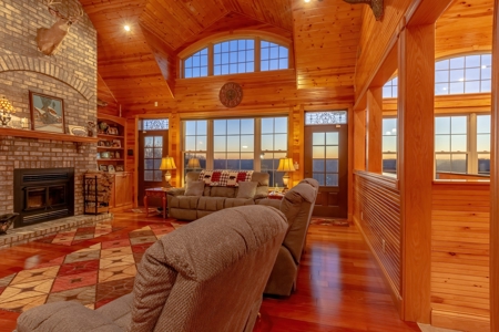 Luxury Lakeview Home in Burkesville, Kentucky - image 20