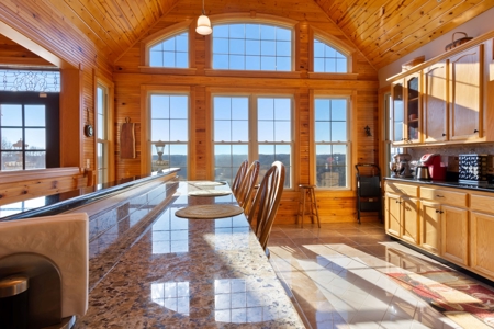 Luxury Lakeview Home in Burkesville, Kentucky - image 44