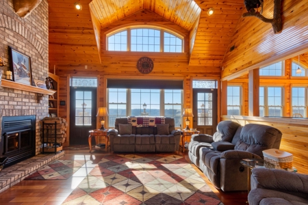Luxury Lakeview Home in Burkesville, Kentucky - image 47