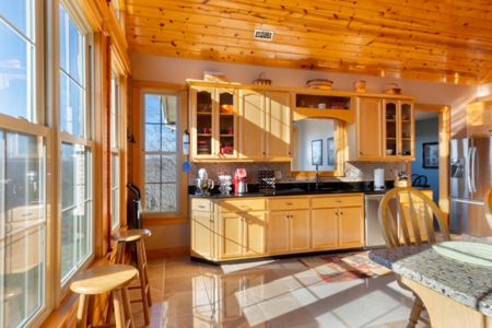 Luxury Lakeview Home in Burkesville, Kentucky - image 49