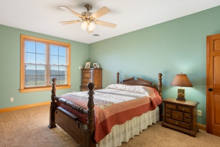 Luxury Lakeview Home in Burkesville, Kentucky - image 35