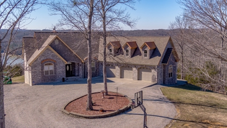 Luxury Lakeview Home in Burkesville, Kentucky - image 9