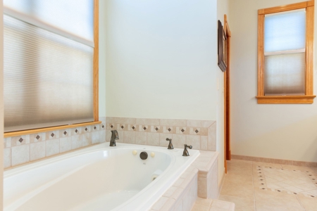 Luxury Lakeview Home in Burkesville, Kentucky - image 37