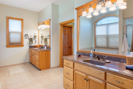 Luxury Lakeview Home in Burkesville, Kentucky - image 38
