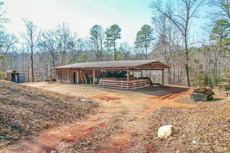 Acreage with river view - image 13