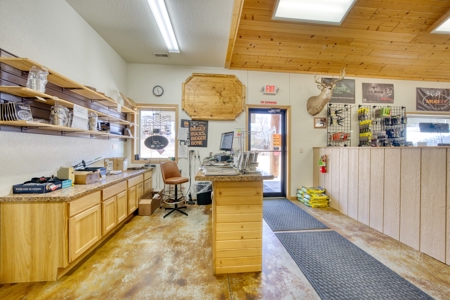9400 sq ft commercial/industrial building w/ acreage - image 10