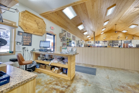9400 sq ft commercial/industrial building w/ acreage - image 36
