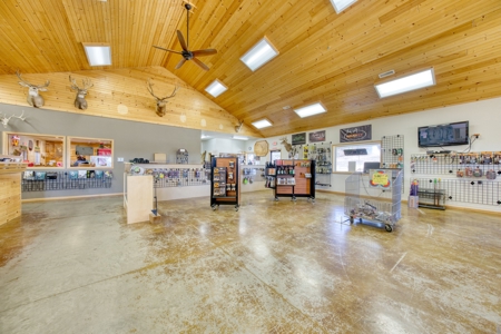 9400 sq ft commercial/industrial building w/ acreage - image 8