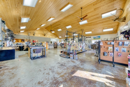 9400 sq ft commercial/industrial building w/ acreage - image 9