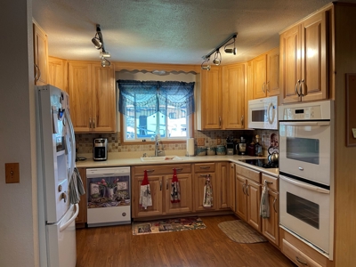 3bed/2bath 1944 sq.ft home with large yard. - image 12