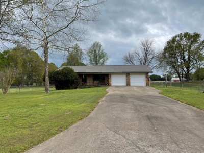 Countryside Home With Big Yard In Southeastern Oklahoma - image 4