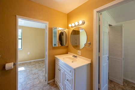 Country Home with Acreage Near Lindale Texas in Smith County - image 36