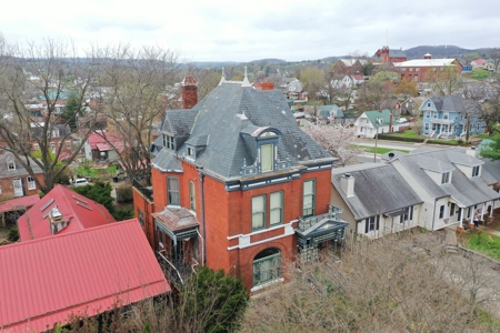 Stunning 3 Story Historic Mansion in Hermann, MO - image 6