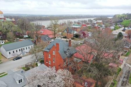 Stunning 3 Story Historic Mansion in Hermann, MO - image 2