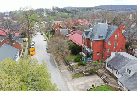 Stunning 3 Story Historic Mansion in Hermann, MO - image 8