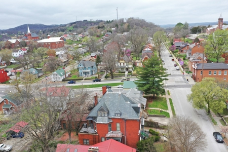 Stunning 3 Story Historic Mansion in Hermann, MO - image 5