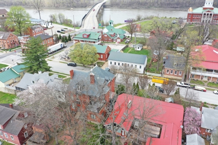 Stunning 3 Story Historic Mansion in Hermann, MO - image 4