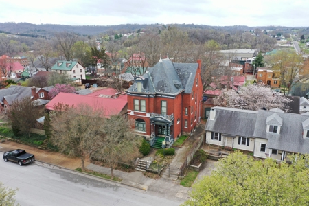 Stunning 3 Story Historic Mansion in Hermann, MO - image 7