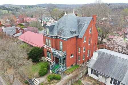 Stunning 3 Story Historic Mansion in Hermann, MO - image 9
