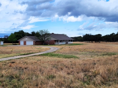 Large Country Home and Land in Central West Texas - image 1