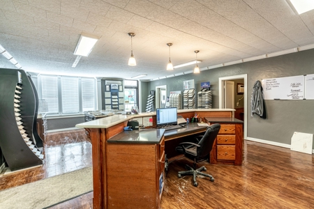 Business & Office Warehouse Building For Sale Paris Texas - image 15