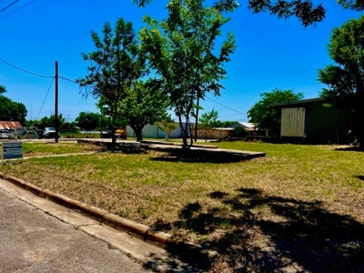 Large Commercial Corner Lot close to Downtown, Cameron, TX - image 2