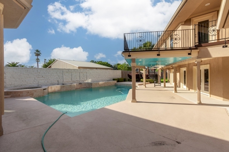 Luxury Home To Be Auctioned 870 Baker Ave. Port Neches - image 1